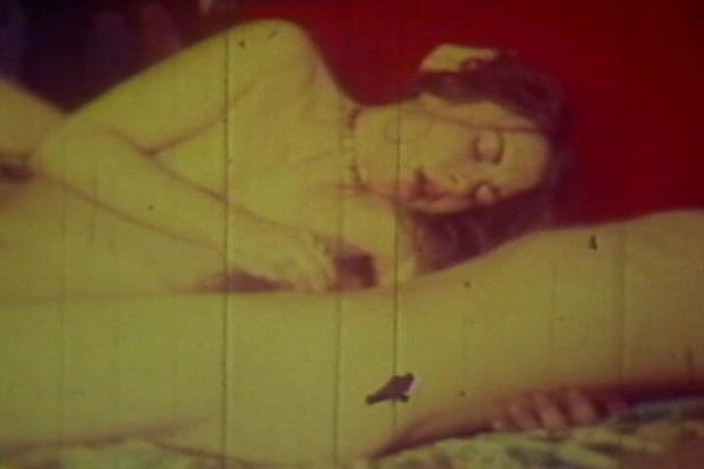 Vintage Life: Deepthroat-besatt retro brud dyrkar kuk i vintage loop