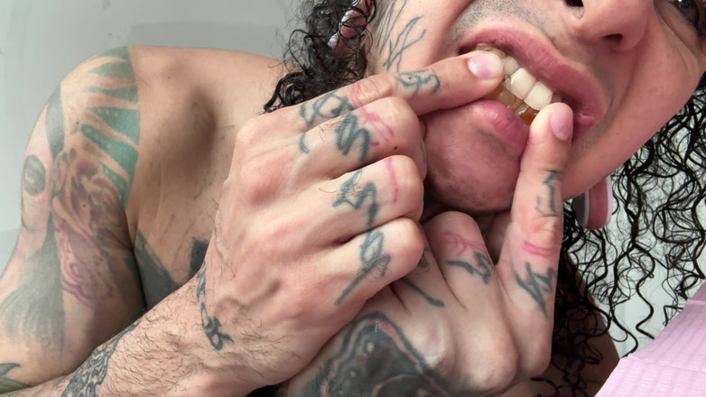 Dyavol: Il gigante Deminio divora gli ostos gommosi