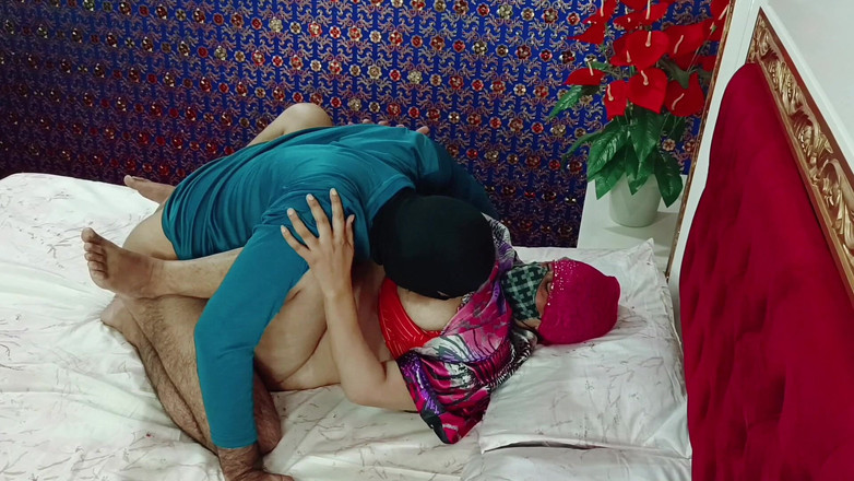 RajuIndianPorn: 그녀의 Devar에게 따먹히는 큰 후장 인도 바비