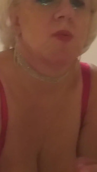 Nadržená německá babička je sexy a baví se s cizincem!