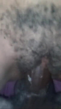 Ik neuk mijn stiefzus en ze laat me in haar poesje klaarkomen