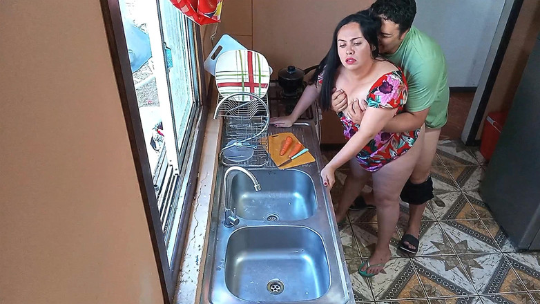 Kelly mom: Мачеху жестко трахнули на кухне с большой задницей и мягкими сиськами в настоящем любительском видео, пока не пришла