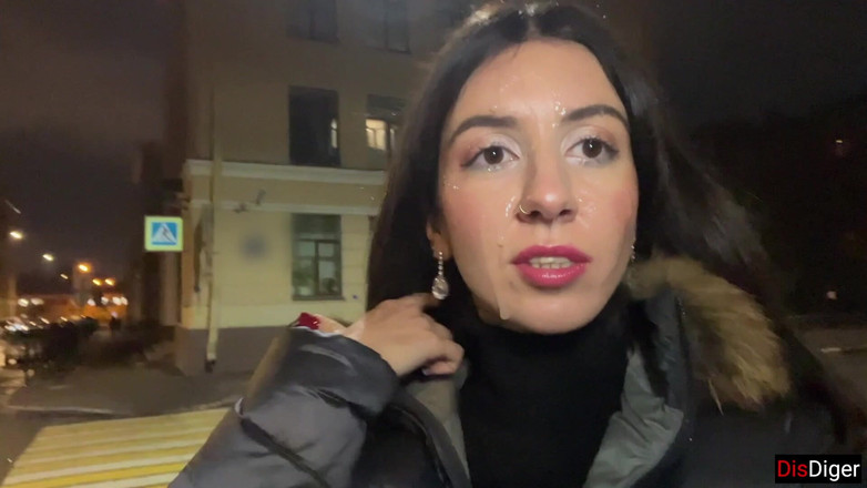 Dis Diger: 颜射被毁 - 在街头毛皮外套上散步