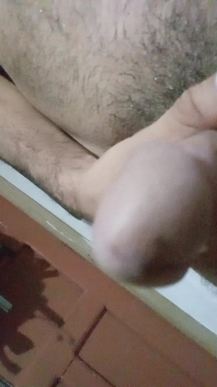 Cute boy jerks off: Der mann kam aus dem badezimmer, um einen Strohhalm in...