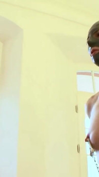 Bu küçük sürtüğü parmaklıyor ve şaplak atıyor