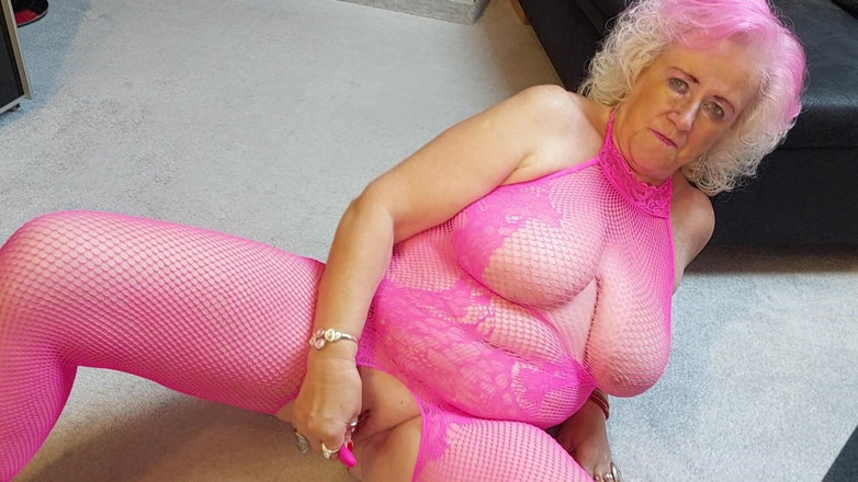 PureVicky66: Nenek pink lagi asik fingering memek beceknya sambil nyepong dildo...
