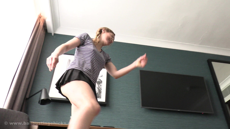 PeeFetish: Il mio capo sadico non mi permetterà di pisciare