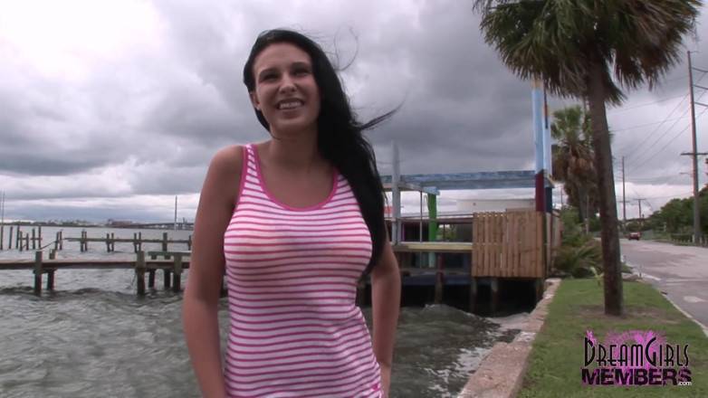 Dream Girls: Bella desnuda seus peitos enormes e mais ao redor de...