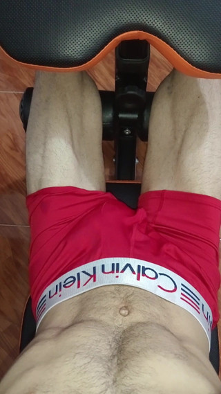 rey10rey10: Uległy Fitness Big Cock na siłowni, sześć paczek