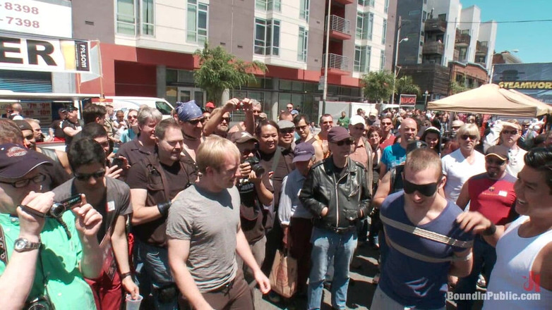 Bound in public: Cody Allen Legat în public