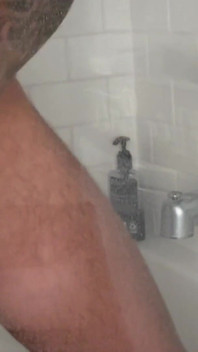 Bray Love se branle sous la douche