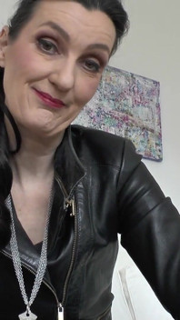 Přísná disciplína: Dnes bude vaše paní pracovat na vašich otvorech! Lady Victoria Valente