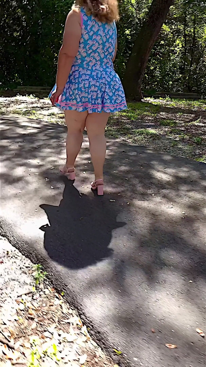 Jamdown26 Big Fat Ass BBW SSBBW Porn: Jamdown26_da0603 - горячая сексуальная толстушка идет на улице в парке в мини-платье и на каблуках