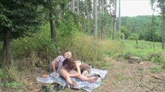 Old PIGS XXX: Zlobivá teenagerka se připojí k zralému páru šuká v parku