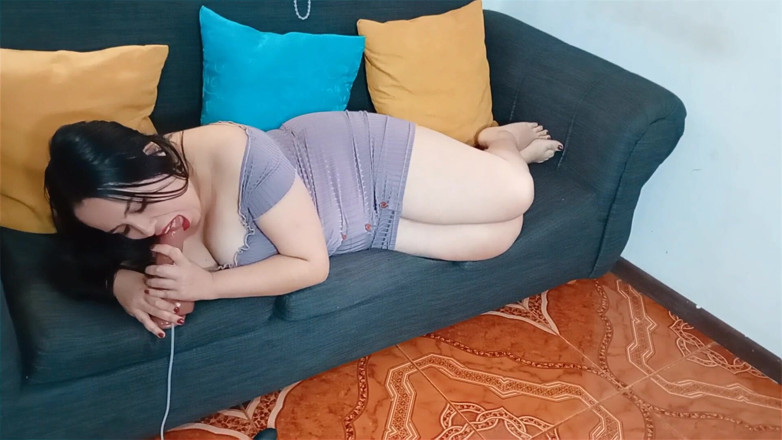 Kellyhotstepmom: 소파에서 기그네 딜도를 가지고 노는 아름다운 소녀