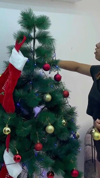 Le Doy Una Rica Follada a Mi Timida Hermanastra Como Regalo De Navidad Y Termino Follandola Muy Duro Con Mi Dura Polla.