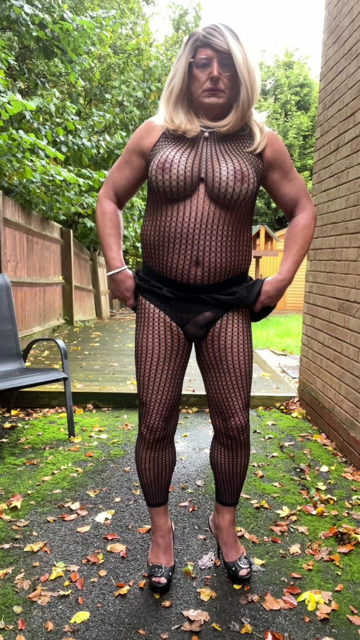 Kellycd2022: Crossdresser Kellycd2022 穿着黑色性感渔网玩西装和高跟鞋
