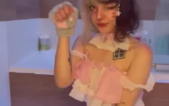 Pembe iç çamaşırlı sevimli minyon genç kız 3