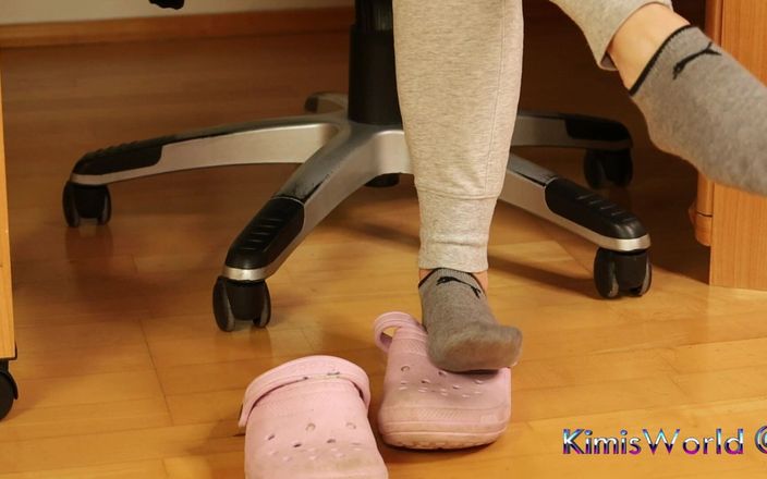 KimisWorld: Dirty Grey Sneaker Ponožky v Růžové Clogs - Příležitostné škádlení nohou