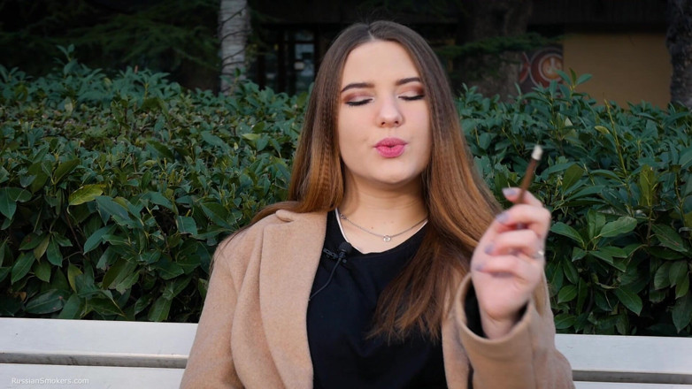 Russian Smokers: Ruská dívka tráví polední přestávku kouřením 1 cigs