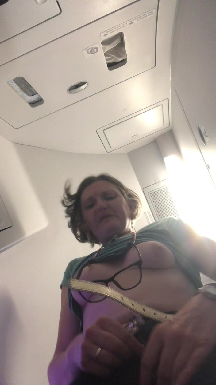 MistressWriggler: Đi tiểu khổng lồ trên máy bay sau khi cầm...