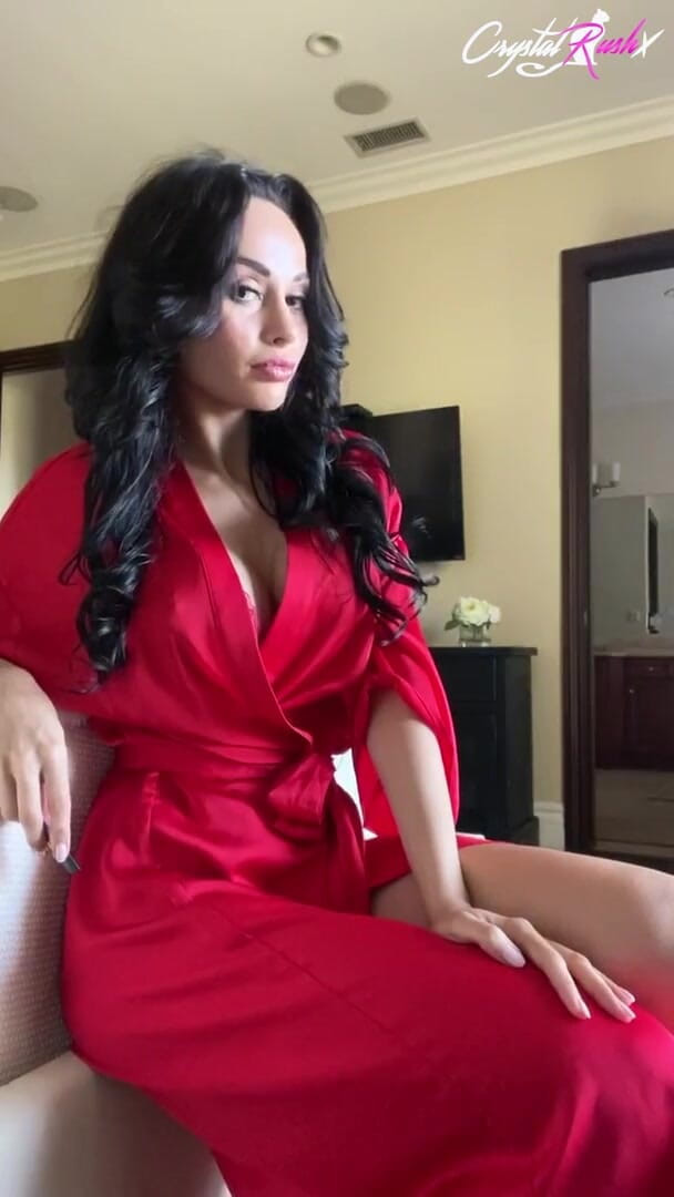 Crystal Rush: Morena tetona se masturba el coño y obtiene el orgasmo