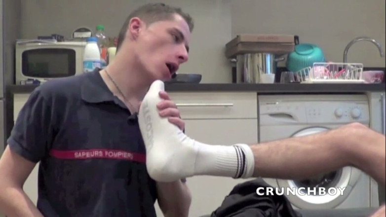 Sneaker gay: Umiliazione dei piedi di Fabien e di un ragazzo scally...