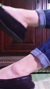 นั่งดูรองเท้าแตะสกปรกที่เต็มไปด้วยขนของฉัน มันห้อยจากเท้าเปล่าๆ ร้อนๆ เหงื่อๆ ที่สมบูรณ์แบบของฉัน