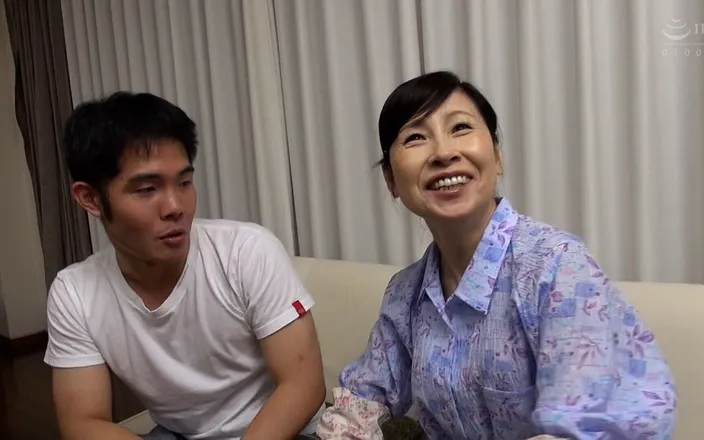 MBM3988: M789G07 AV shooting on a mature woman with a strong...