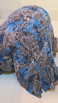 大屁股性感印度女仆被困在床底下