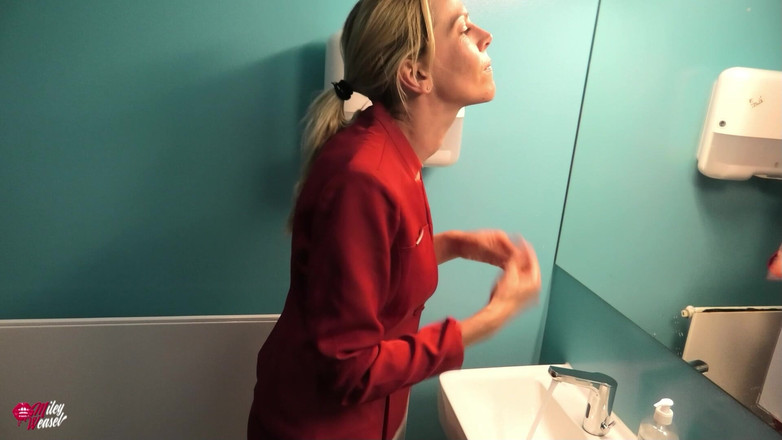 Miley Weasel: सुनहरे बालों वाली ऑफिस रंडी की कंपनी के शौचालय में चुदाई !!