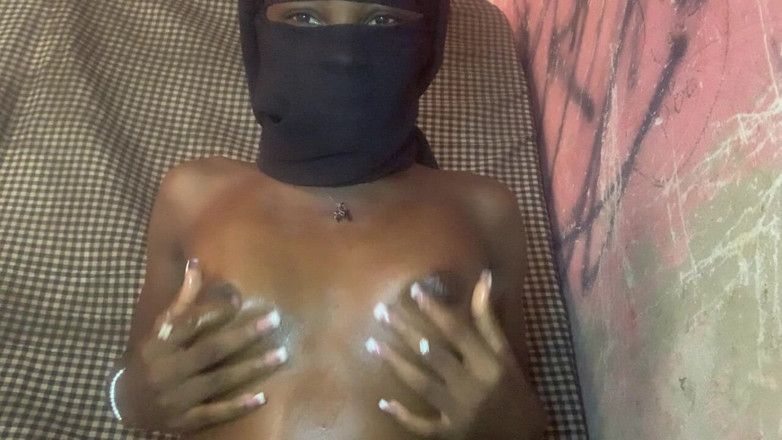 Browngurl234: Ateşli minyon zenci hatun tek başına göğüslerini okşuyor