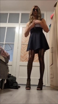 La sissyhusband posa e cavalca 1.
