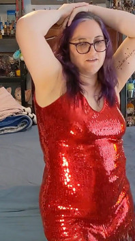 Hotwife Menari Dan Berbogel Dalam Pakaian Merah!