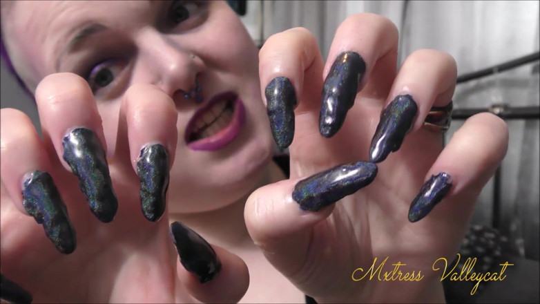 Mxtress Valleycat: Linear holo nails destroy banana