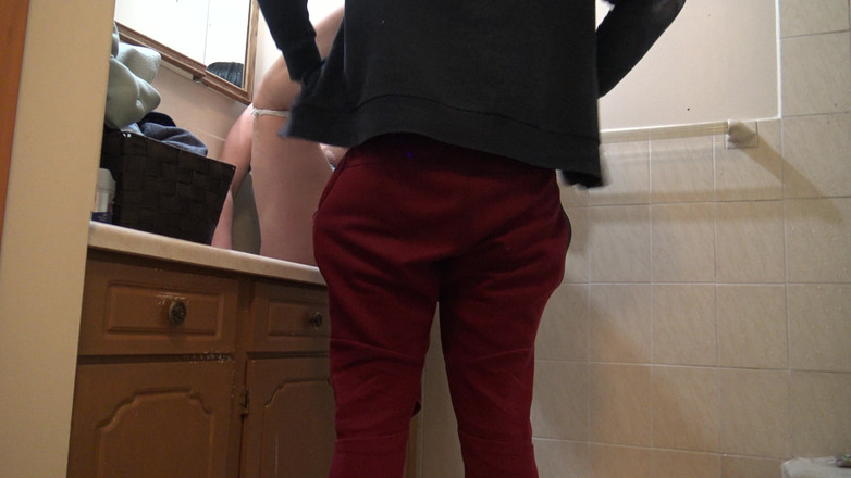 Stepmom Susan: Paroháč manžel uklízí creampie poté, co cizinec ošukal jeho manželku