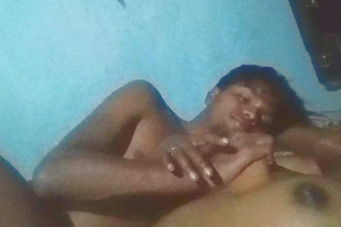 Ankush830: Indisk styvsyster som visar sina bröst och förförde mig för...