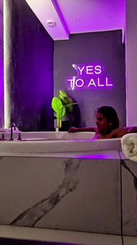En Coulisses, Dans Le Jacuzzi Du Motel. Masturbation Et Sexe.