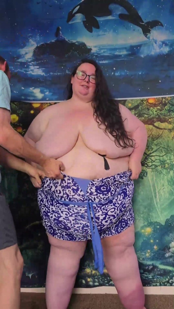 SSBBWLadyBrads: Ss iri güzel kadın sıkı yüzme kostümünü giyerken yardım alıyor