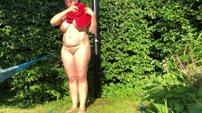 Hotwifekbh: Cô vợ ngực bự đi tiểu người đàn ông cockold.