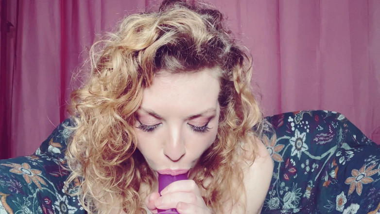 Bunnie Stevens: Głębokie gardło mojego dildo w mojej satynowej nocy