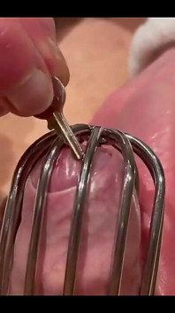Ceinture de chasteté pour la première fois sur sa bite et orgasme ruiné