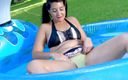 Horny Two really wet MILFs: Relajarse en la piscina hasta que recibe una polla