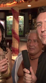 Surpresos enquanto fodem as duas milfs em um trio fantástico