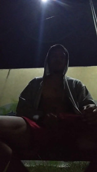 Sem camisa quente, homem no parque com apenas blusa se sentindo quente