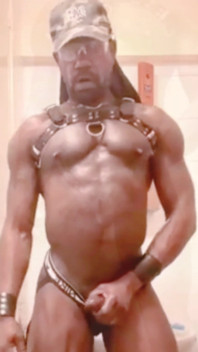 Black Muscle Cuarto De Baño Con Arnés De Cuero Y Botas De BBC