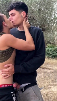 Agf 我正在和我的朋友在球场上玩得很开心。他们会抓住我们吗？