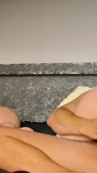 Le gambe tantamente di rebecca cavalcano questo mio grosso cazzo fino a quando non vengo