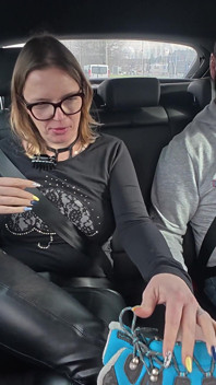 Soțul cuckold conduce în timp ce iubita lui mă ia pe la spate