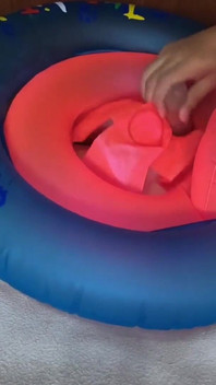 Brincando com anel de natação inflável